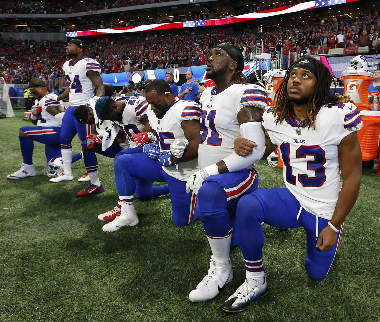 Seis elementos de los Bills se hincaron previo al partido contra los Falcons de Atlanta.  (AP) 