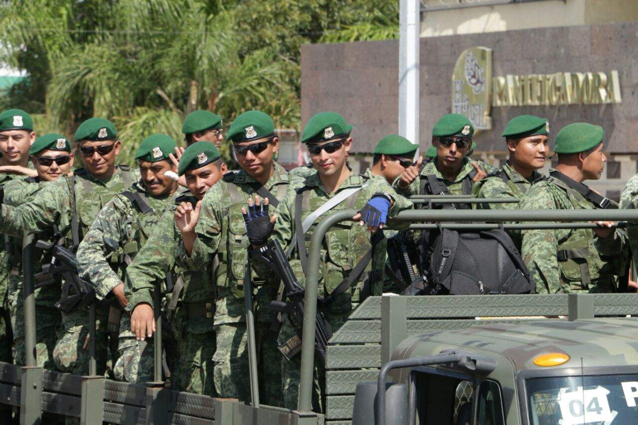 El convoy era integrado por 25 vehículos y 600 elementos de la Policía Militar. (EL SIGLO DE TORREÓN)