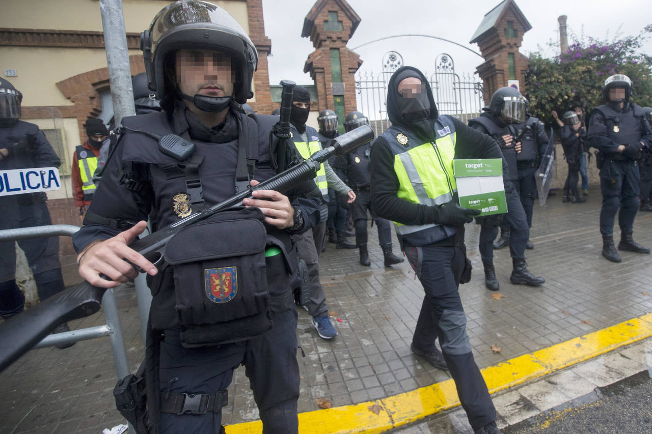 Por las urnas. La guardia nacional criticó a la policía catalana, por incumplir la orden judicial. (AP y EFE)  
