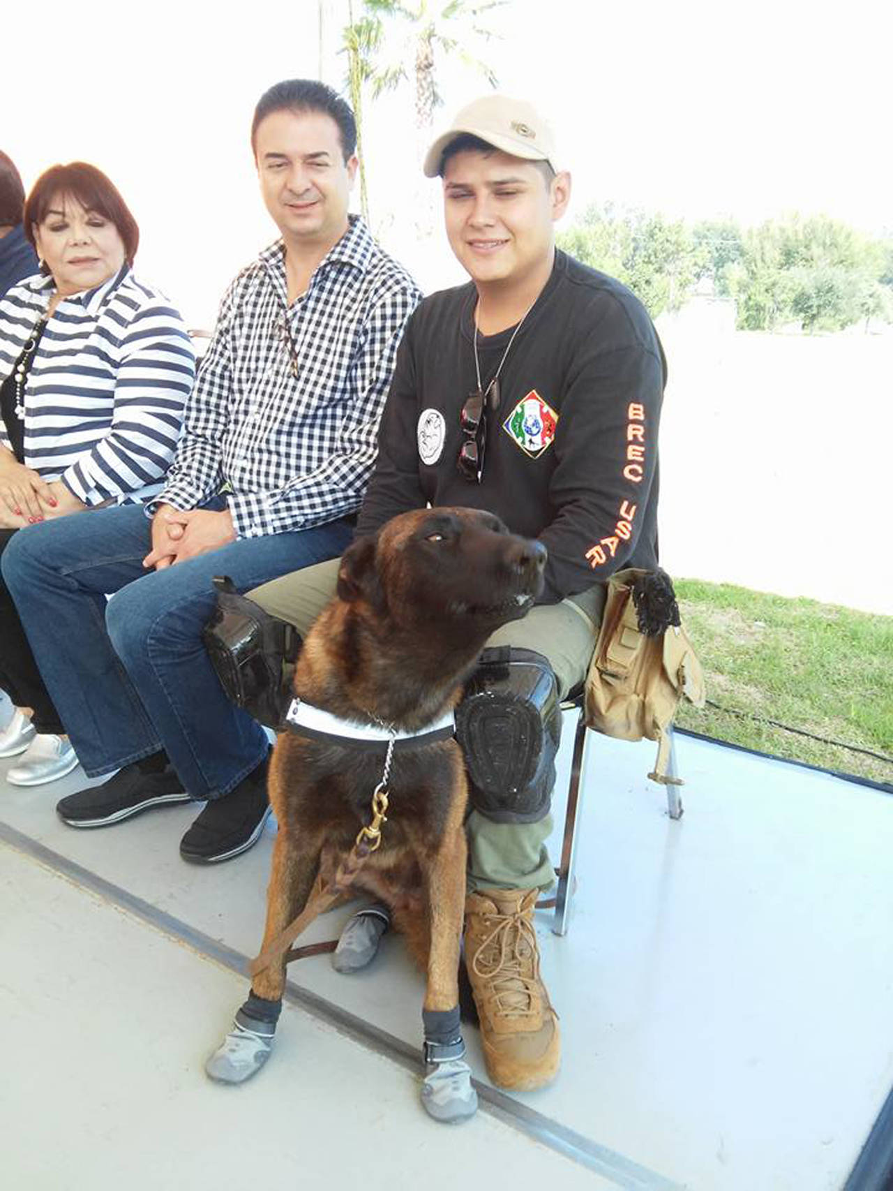 Apoyo. Dos perros que acudieron a apoyar las labores de rescate tras el sismo de Saltillo, fueron reconocidos ayer. 
