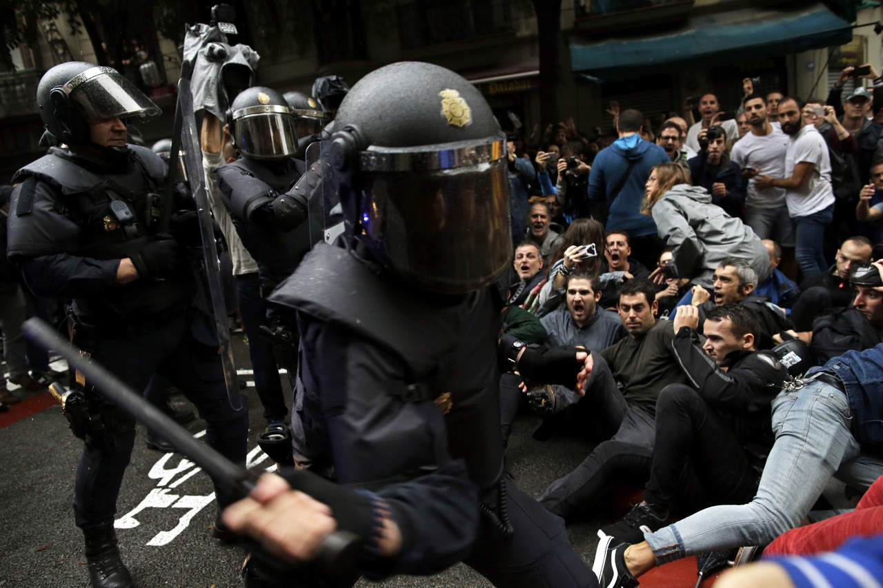 Enfrentamientos entre policías y ciudadanos dejan 844 heridos. (AP)