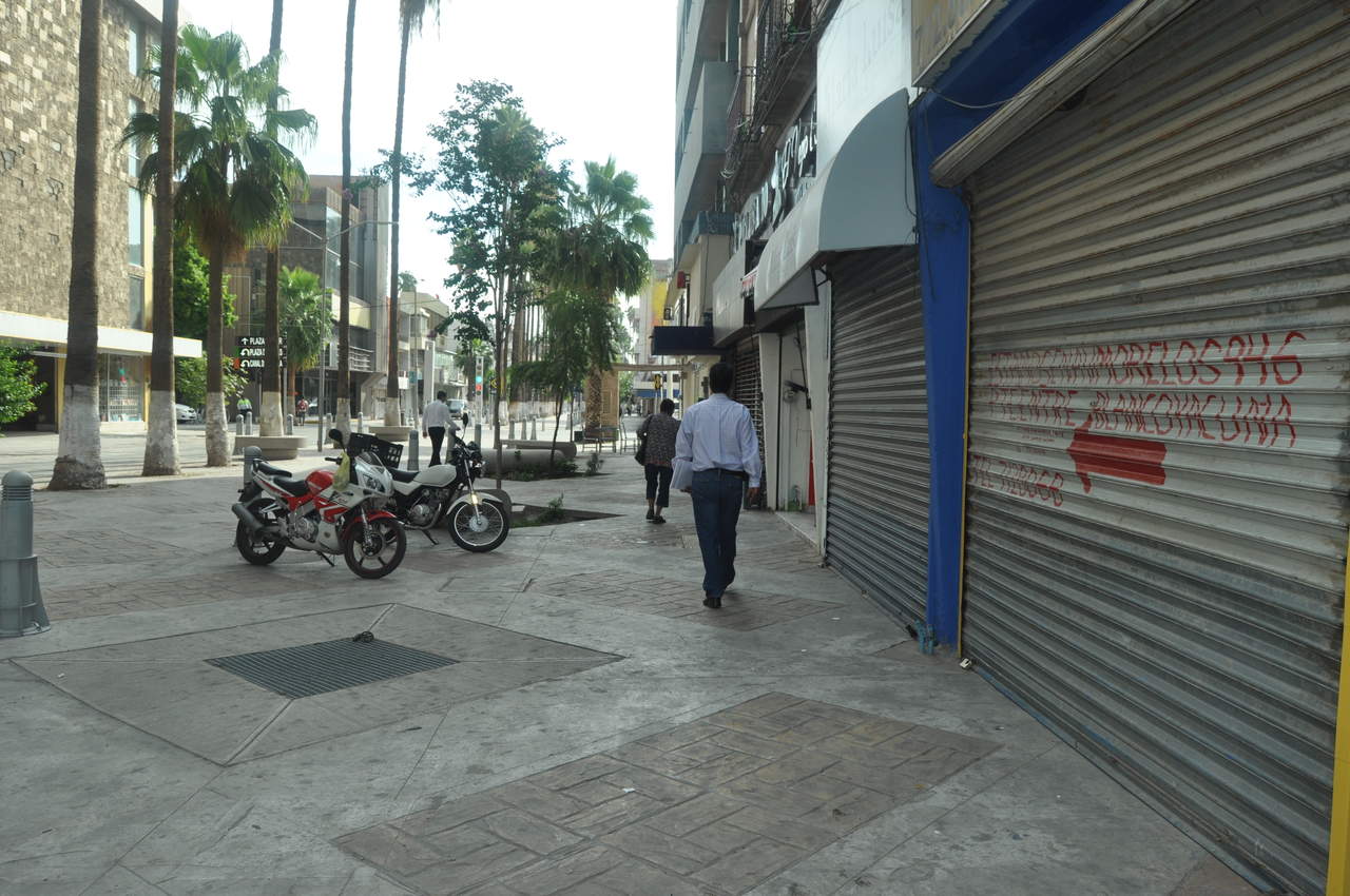 Seguridad. Denuncian comerciantes que en el Paseo Morelos no se brindan al peatón las condiciones necesarias para su seguridad. (ARCHIVO)