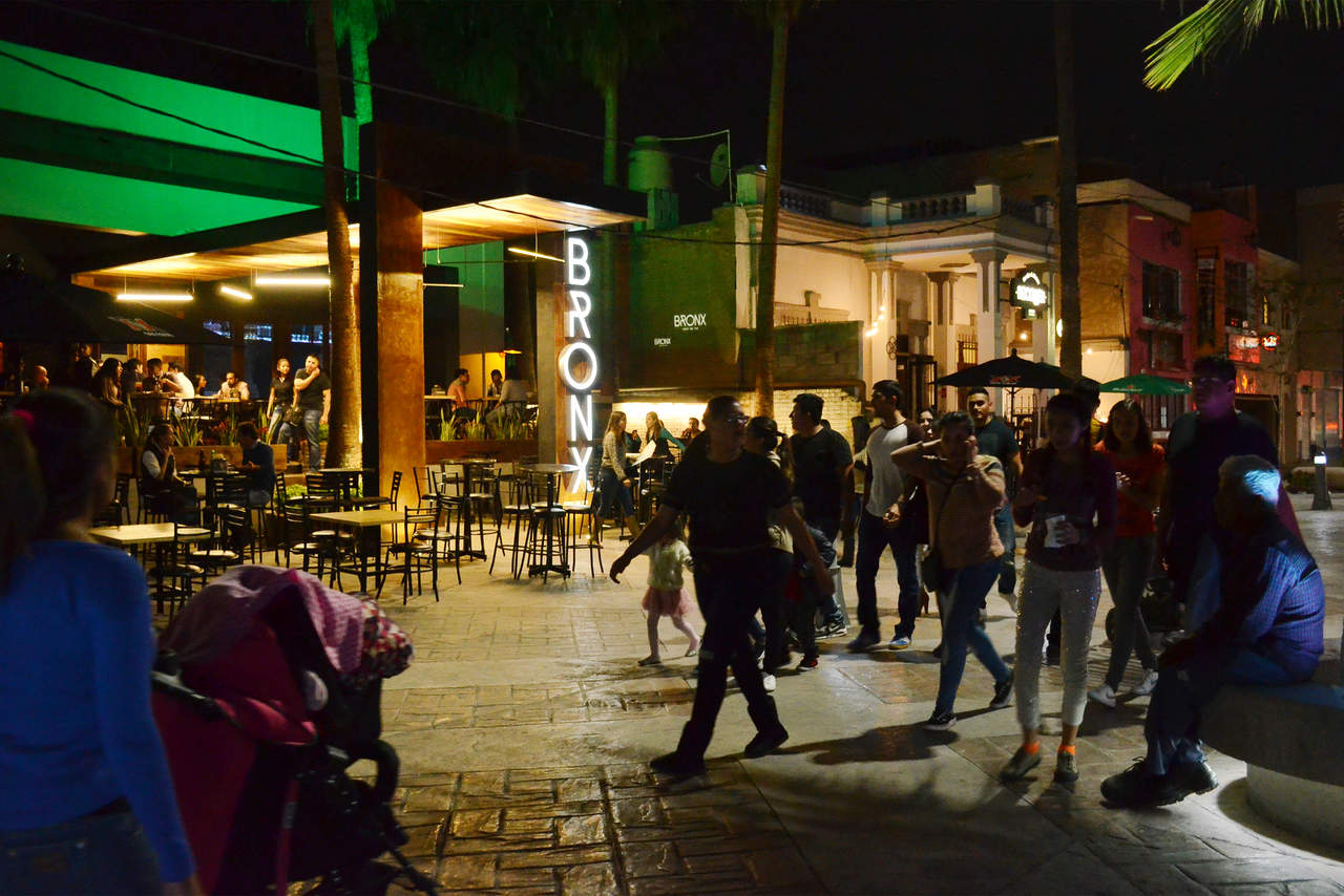 De noche. Durante la noche, la imagen del Paseo cambia, los bares abren y hay más gente circulando en las calles. (ARCHIVO)