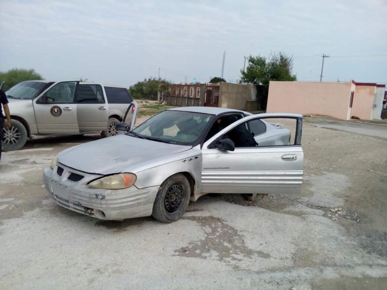 En una primera acción realizada en la calle Ombú del fraccionamiento Los Cedros, en el municipio de Acuña, se aseguró un vehículo estacionado Pontiac, modelo 2001, color gris. (ESPECIAL)