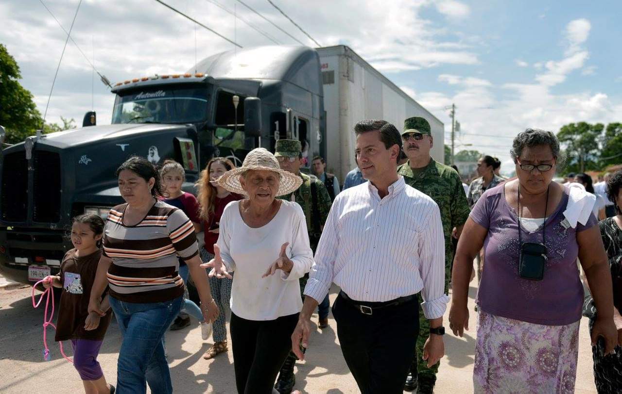 El Presidente y el gobernador de Oaxaca, Alejandro Murat, recorrieron el poblado de Ixtepec para entregar los apoyos a los damnificados que perdieron su casa o tuvieron severos daños en sus hogares y negocios. (TWITTER)