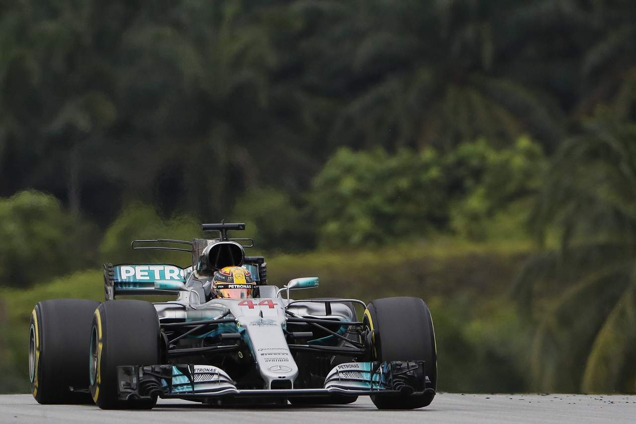 Lewis Hamilton detectó algunos problemas en su monoplaza en el Gran Premio de Malasia. (EFE)