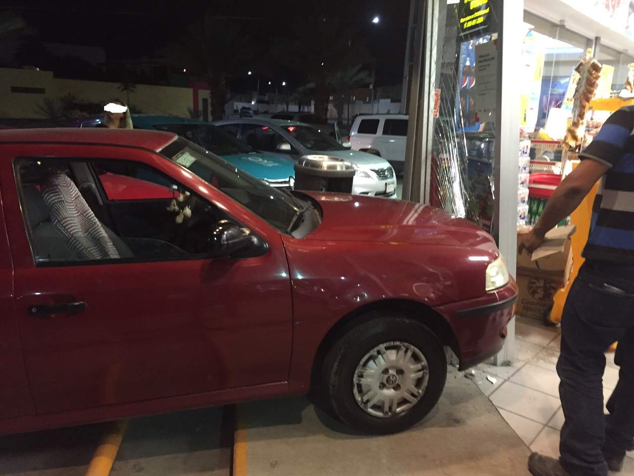 De acuerdo con el reporte de los encargados de la tienda y del personal de Fuerza Coahuila de Proximidad Social, los padres del menor llegaron a la tienda de conveniencia y se estacionaron el el área para discapacitados. (ESPECIAL)