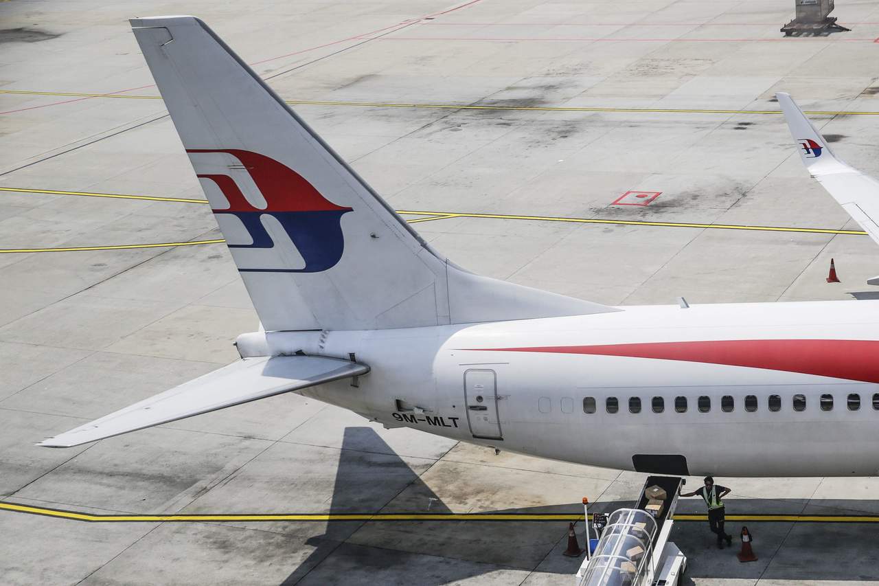 El avión de Malaysia Airlines desapareció de los radares el 8 de marzo de 2014, unos 40 minutos más tarde de su despegue en Kuala Lumpur rumbo a Pekín, y después de que alguien apagara los sistemas de comunicación y virara el aparato, según la investigación oficial. (ARCHIVO)