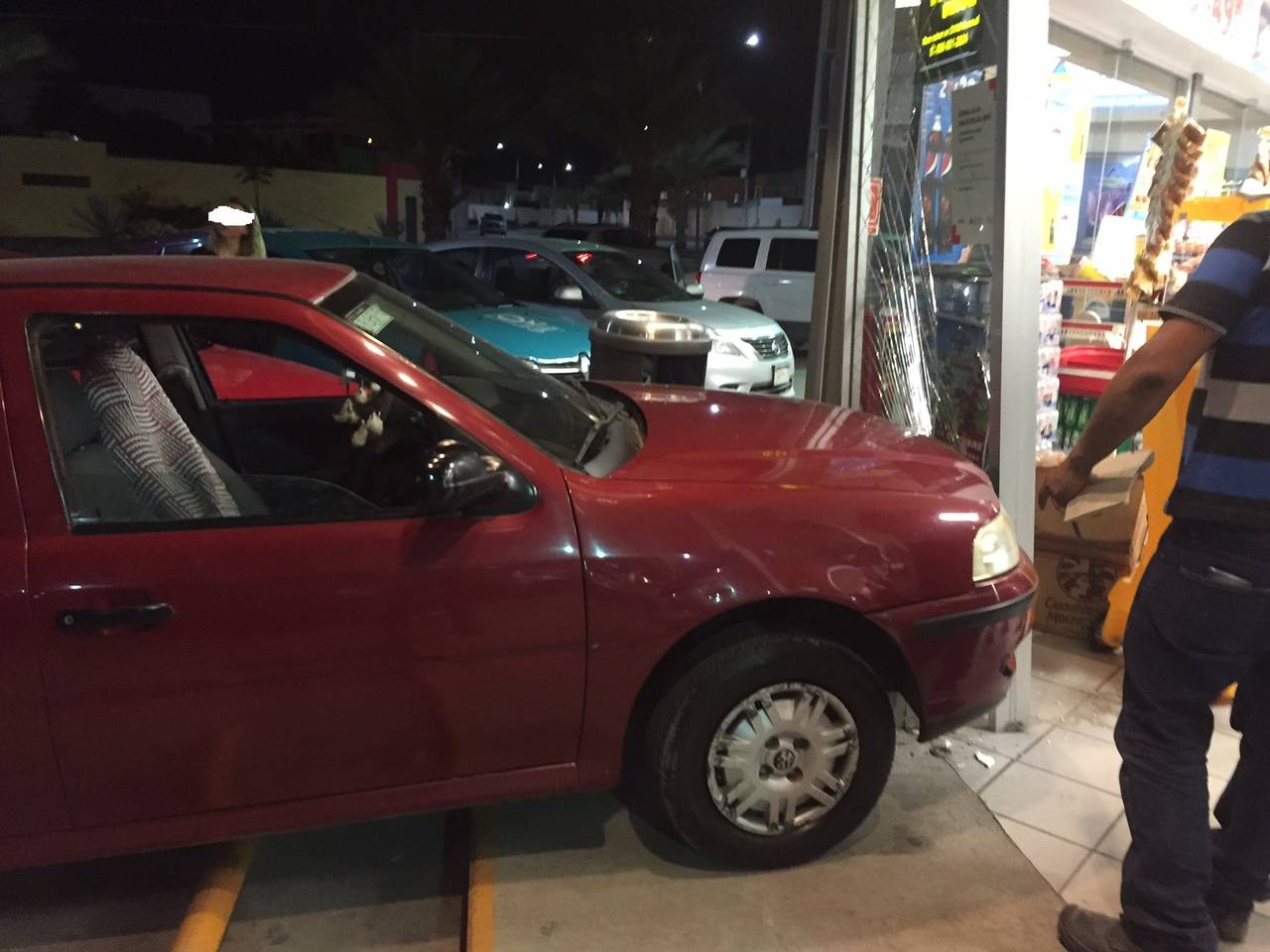 Colisión. El vehículo se impactó en la puerta principal del establecimiento comercial. (EL SIGLO DE TORREÓN) 