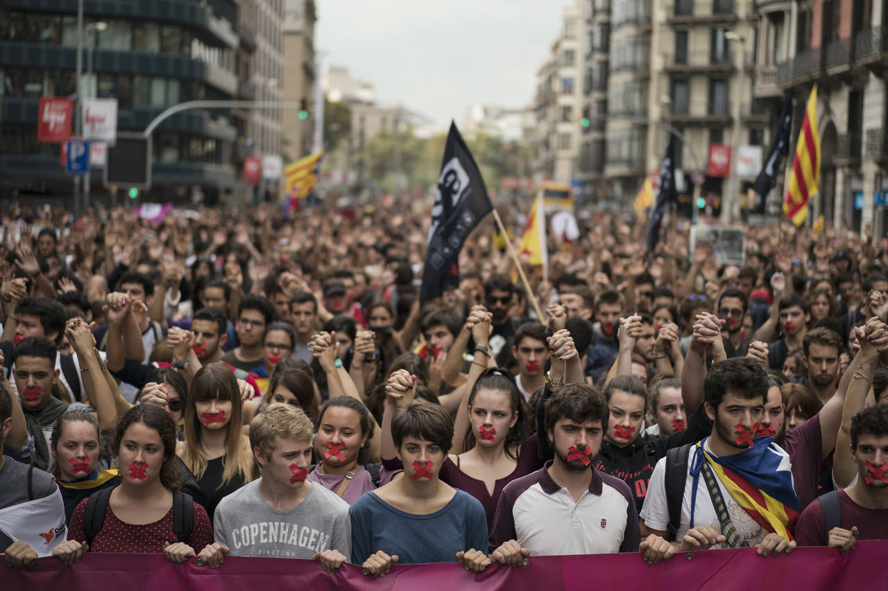 Toman las calles. Miles de personas salieron a manifestarse en favor de Cataluña y en contra de la represión de la guardia. (AP)