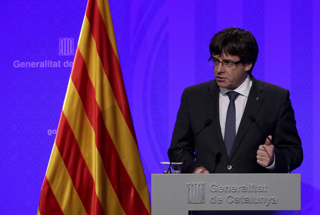Futuro. Puigdemont ofreció ayer a Mariano Rajoy dialogar sobre el futuro de Cataluña. (EFE)