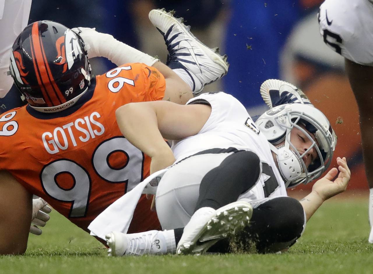 El mariscal de campo de los Raiders, Derek Carr, se lesionó la espalda en el duelo del domingo ante Broncos de Denver. (AP)