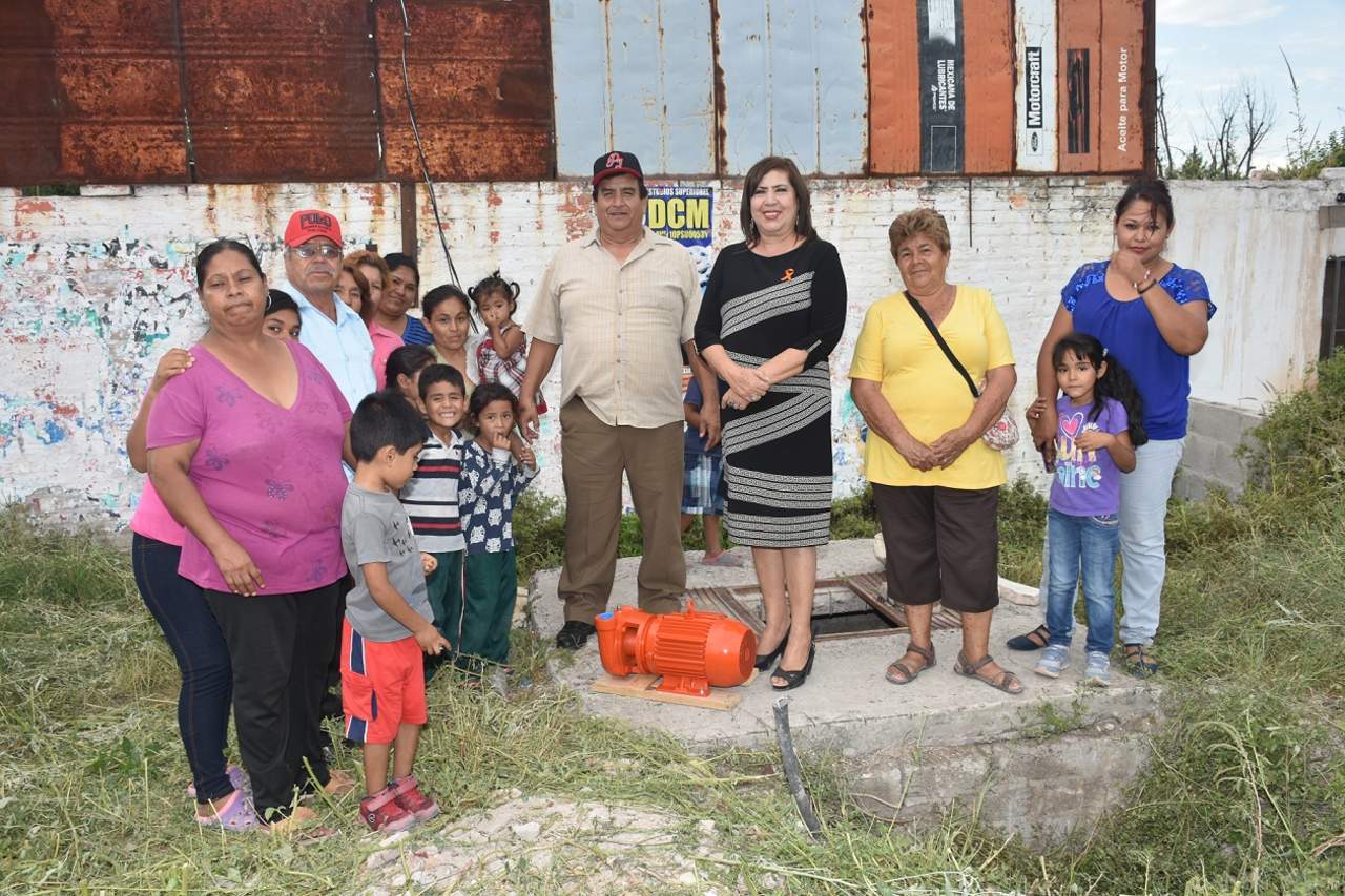 La alcaldesa de Lerdo entregó un motor de rebombeo para tratar de dar solución definitiva al problema de abasto de agua potable en la Colonia Juan José Rojas deVilla León Guzmán. (CORTESÍA)