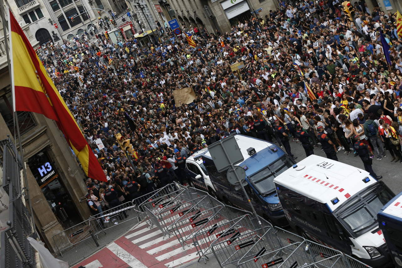Las manifestaciones coinciden con una jornada de huelga convocada en la región por sindicatos y entidades independentistas, y que según el Gobierno de Cataluña está teniendo un seguimiento 'masivo'. (EFE)