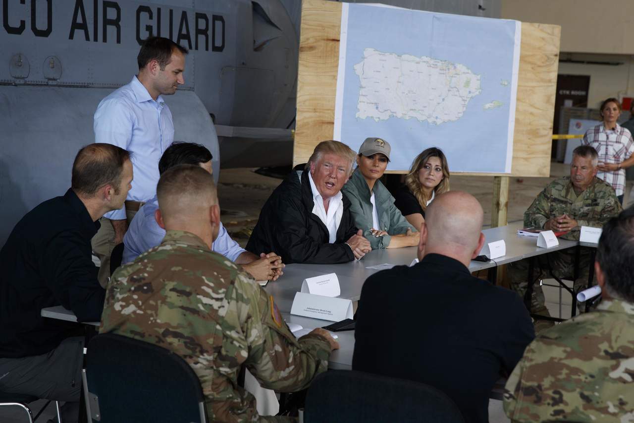 En su primer acto en San Juan, capital de Puerto Rico, Trump encabezó una reunión de coordinación con el gobernador de la isla. (AP)