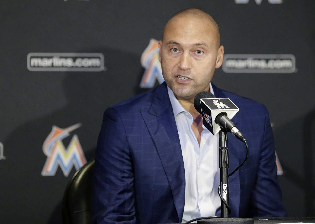 Derek Jeter no quiso decir si canjeará al toletero Giancarlo Stanton. (AP)