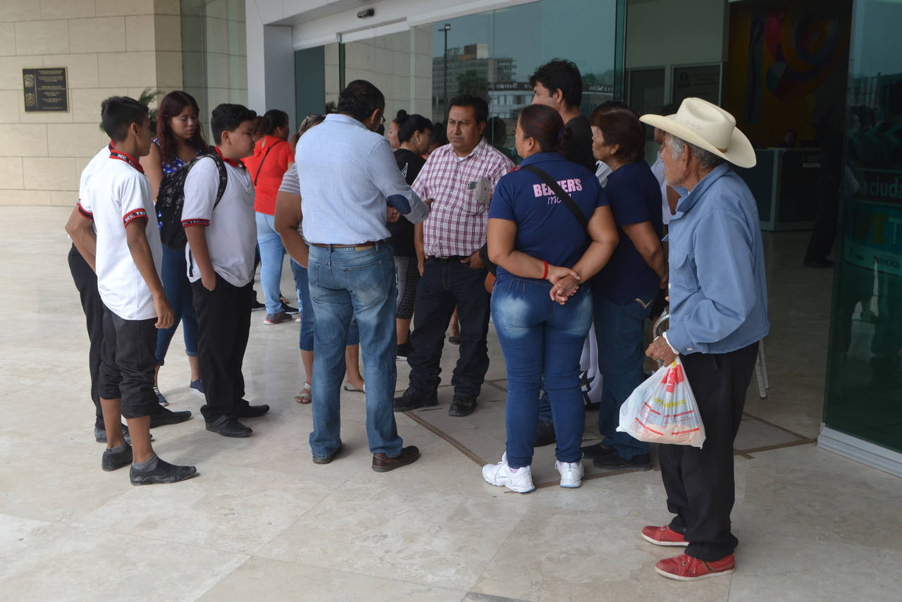 En problemas. Los habitantes de varias colonias de Torreón piden al Ayuntamiento agilizar la pavimentación en sus sectores. (ANGÉLICA SANDOVAL)