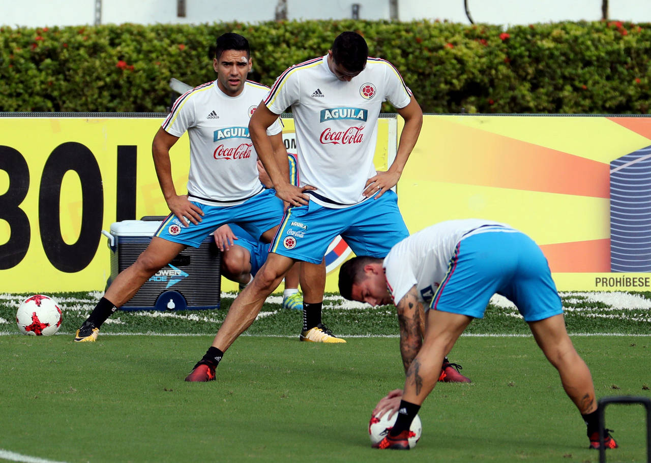 Los futbolistas Radamel Falcao García (i), Gio Moreno (c) y James Rodríguez participan en un entrenamiento de la selección Colombia. (EFE)
