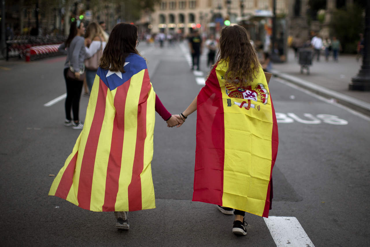 Unidos.Apesar de la fuerte crisis entre España y Cataluña, algunas personas prefieren dejar a un lado las diferencias. (AP)