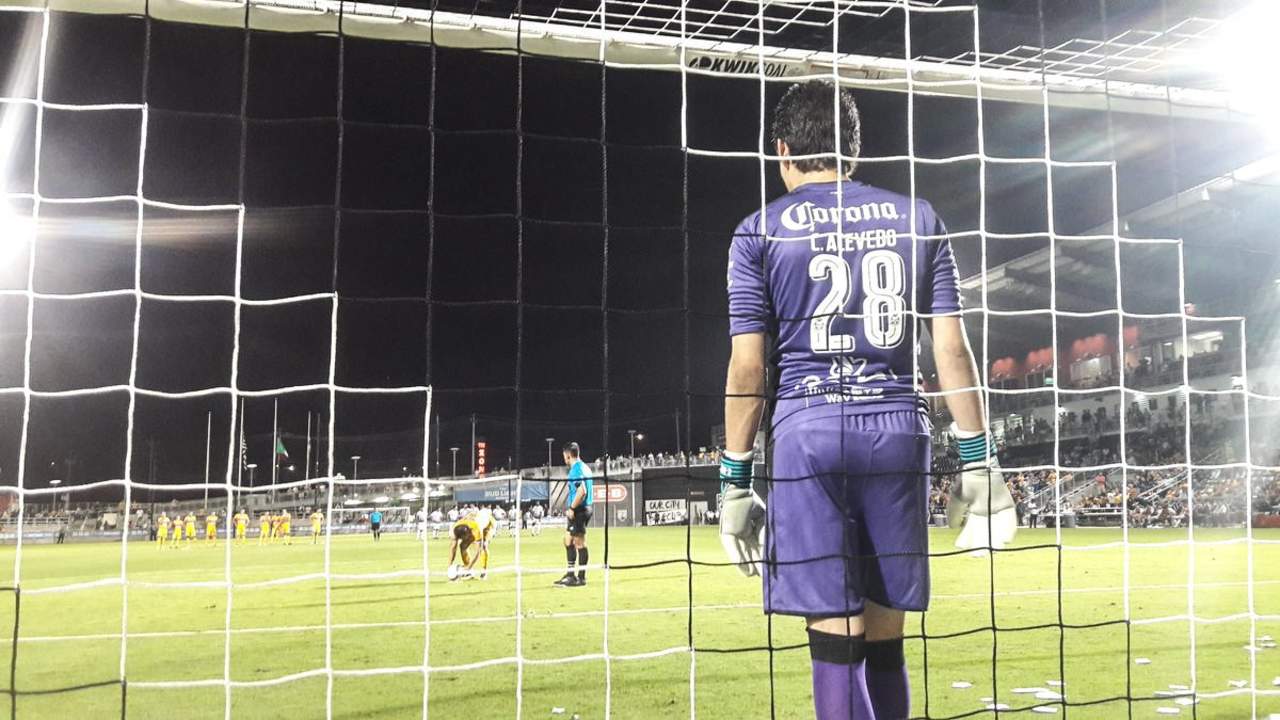 En la tanda de penales pactada Santos Laguna anotó cinco goles contra cuatro de Tigres, lo que le permitió llevarse el encuentro amistoso. (CORTESÍA)