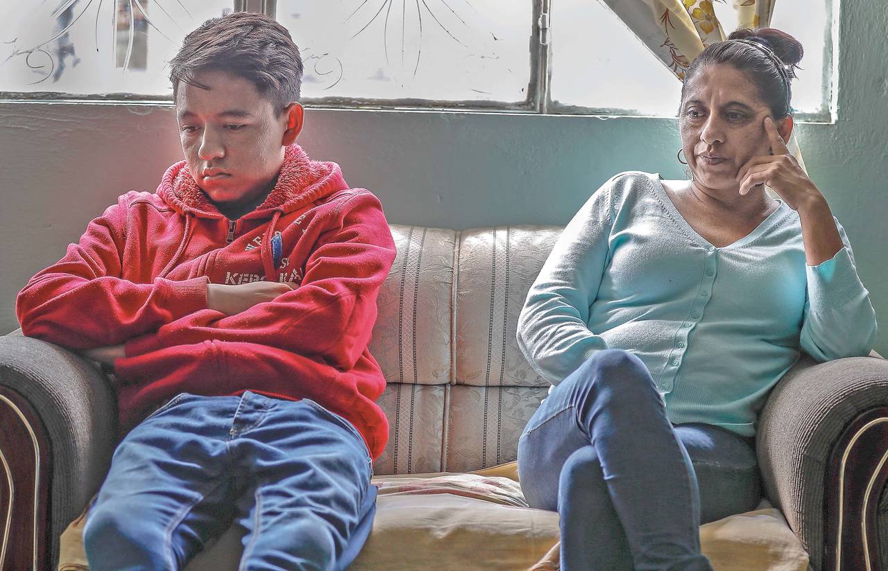 Desolados. Claudia García y su familia, esperaron más de 10 días para que los cuerpos de rescate encontraran el cadáver de su esposo. (EL UNIVERSAL)