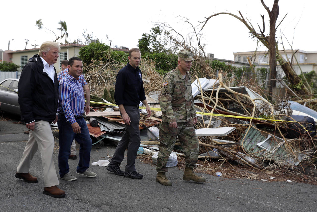 Fugaz. Donald Trump sólo estuvo unos minutos en Puerto Rico y aportó pocas opciones para la reconstrucción de la isla. (AP)