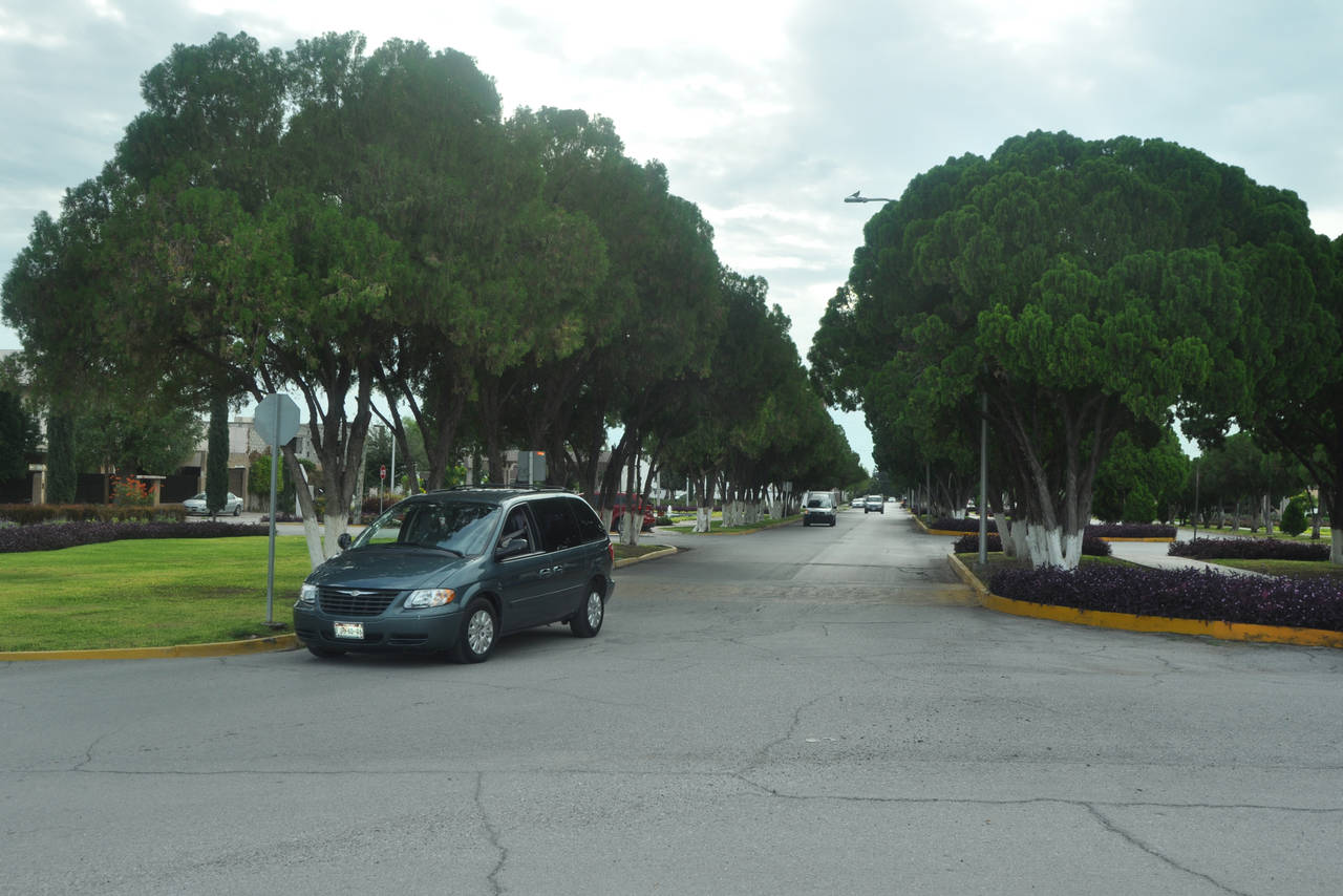 Propuesta. Vecinos de Torreón Jardín buscarán restringir el acceso a los vehículos que van hacia el IMSS. (GUADALUPE MIRANDA)