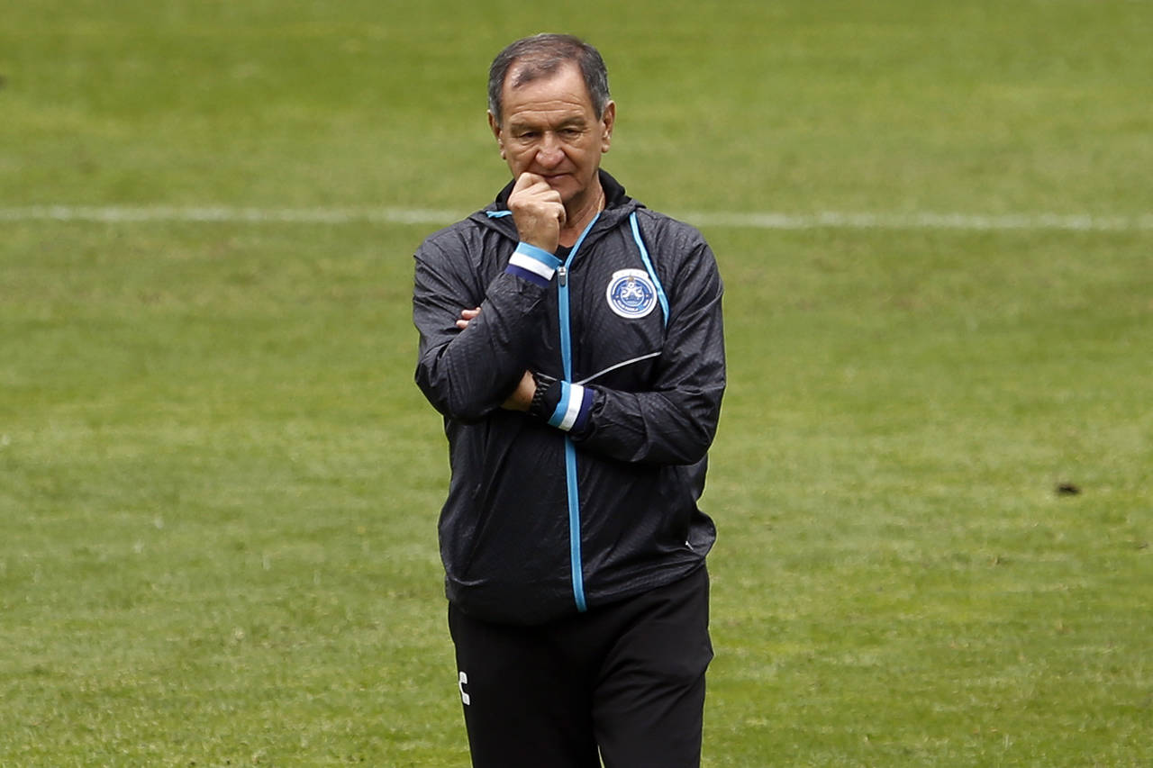 Enrique Meza dirigió ayer su primer entrenamiento con el Puebla, el séptimo equipo que dirige en el balompié mexicano. (Jam Media)