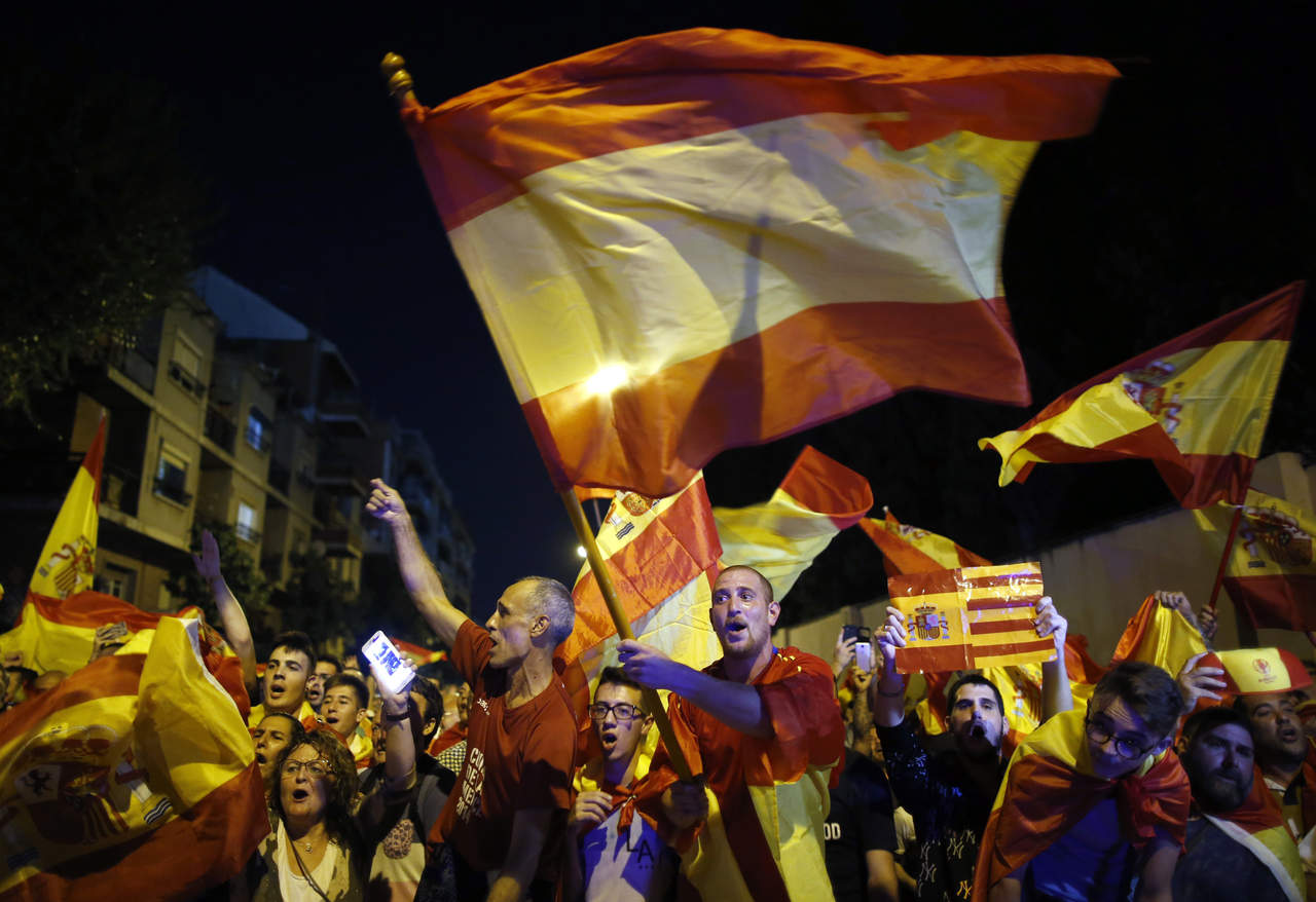 Por la unidad. Por primera vez desde que estalló la crisis política, catalanes salieron ayer a la calle a manifestarse a favor de la unidad de España y en contra de la independencia. (AP)
