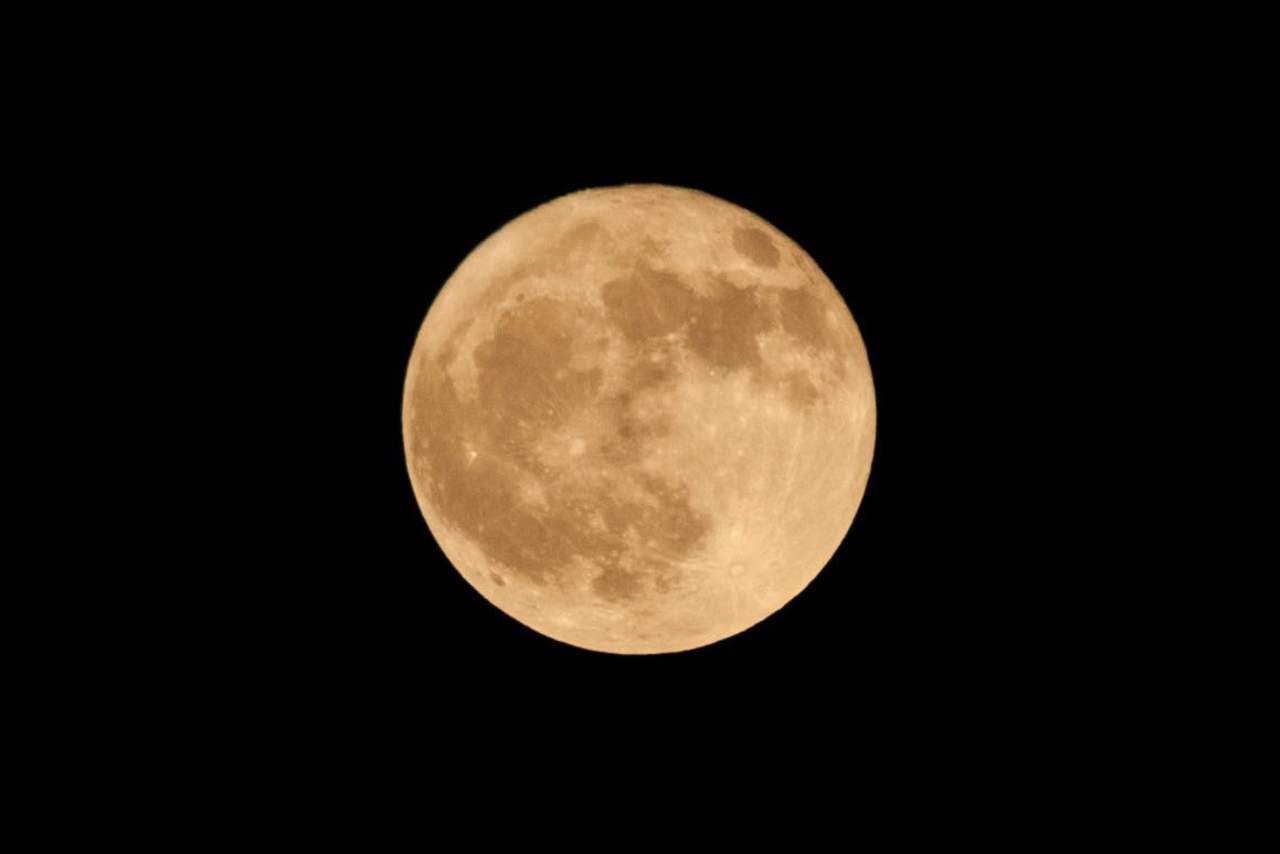 El día de ayer se apreció la primera luna llena del mes y también la más grande y la más brillante de la temporada. (EL SIGLO DE TORREÓN/JOSÉ HERNÁNDEZ)