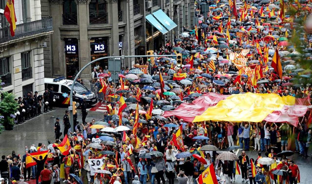 Hacen ‘ruido’. Ciudadanos catalanes se manifiestan en contra de la independencia de su región. (EFE)
