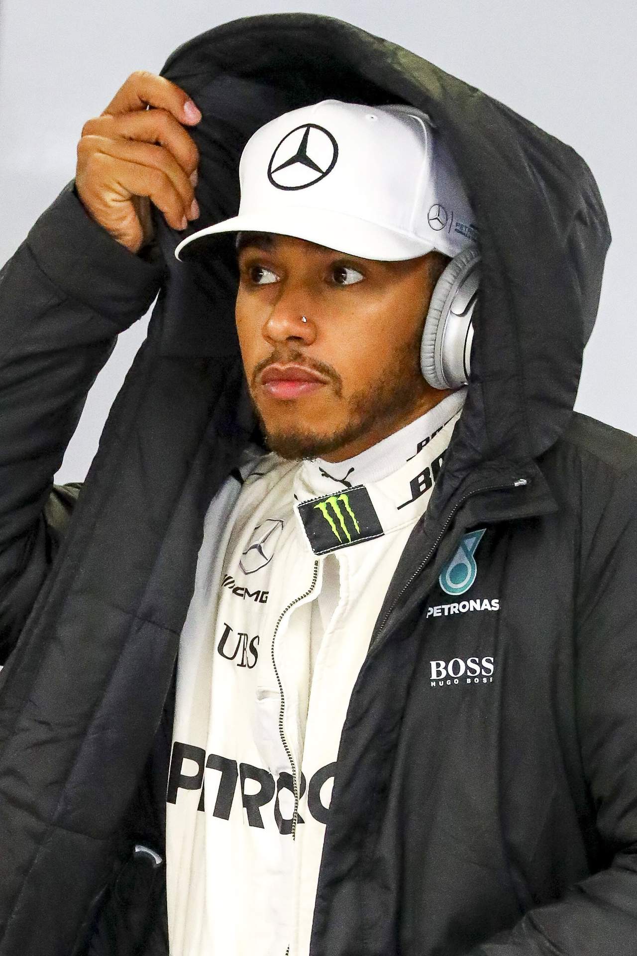 Pese a la victoria de Hamilton en la húmeda carrera de Singapur y su segundo puesto en Sepang, Mercedes ha tenido problemas para igualar el ritmo de sus escuderías rivales Ferrari y Red Bull.
