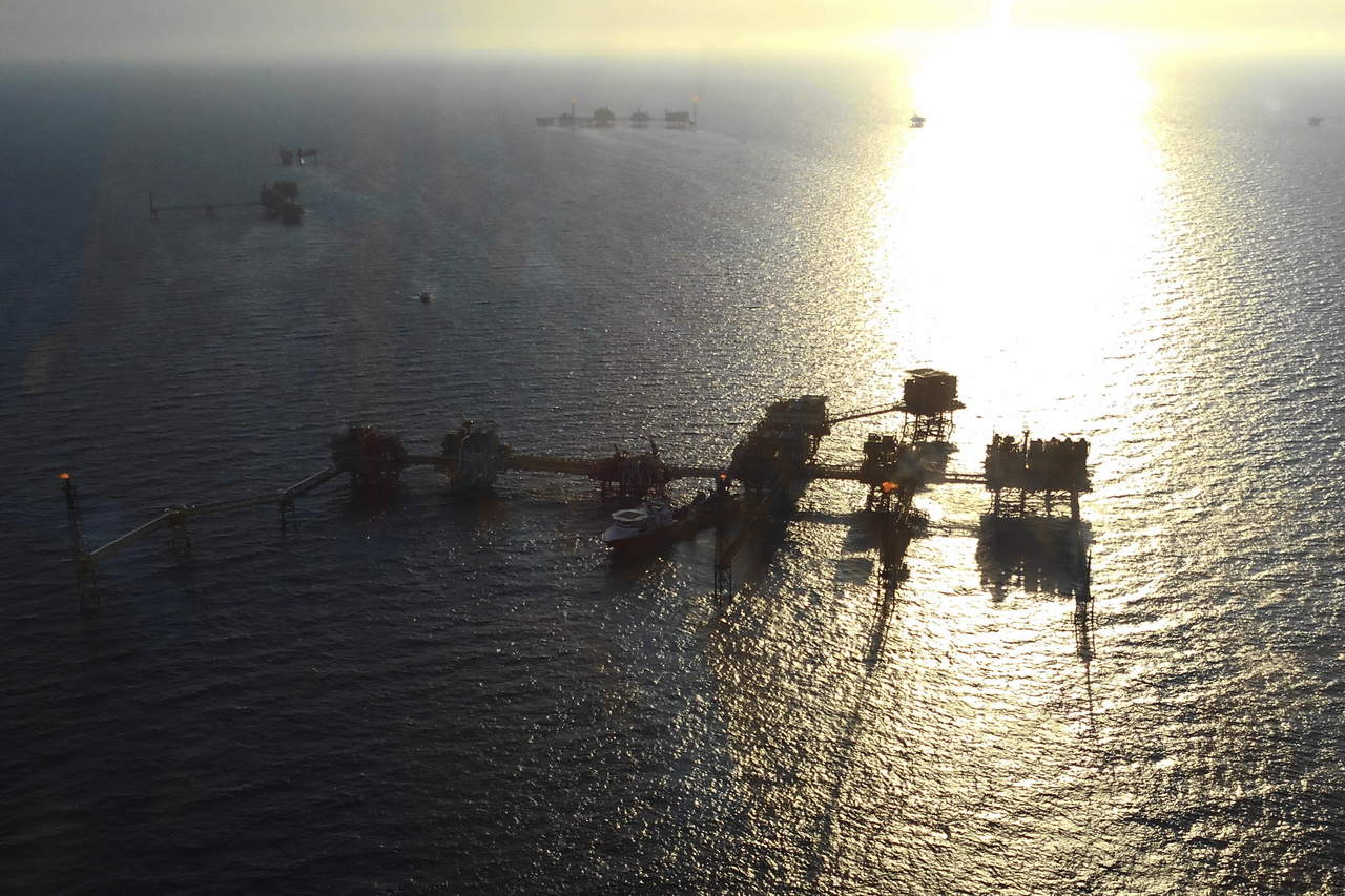 Compañías petroleras que explotan pozos en la parte norte del Golfo de México informaron que evacuaron al personal de sus plataformas en anticipación al arribo de la tormenta tropical Nate. (ARCHIVO)