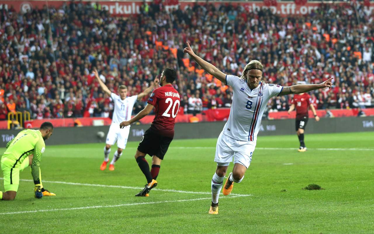 Birkir Bjarnason celebra luego de anotar el segundo tanto en la victoria de Islandia 3-0 como visitante ante Turquía. (EFE)