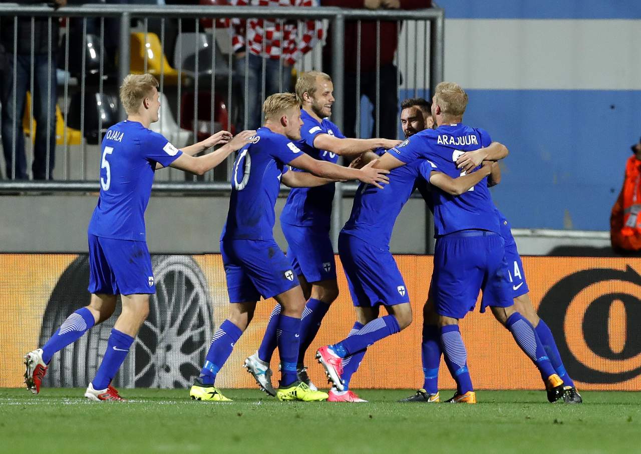 Los jugadores de Finlandia celebran el tanto del empate anotado por Pyri Soiri al minuto 90. (EFE)