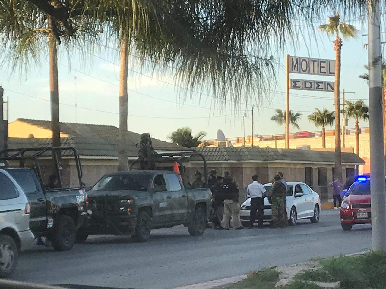 Presunto guardaespaldas encañona a agente vial en Torreón