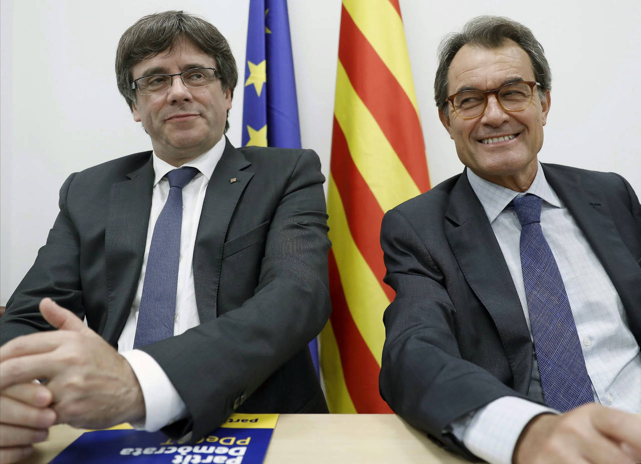 Confrontan. Puigdemont (Izq.) mantiene la idea de la independencia, Artur Mas (der.) la rechaza.