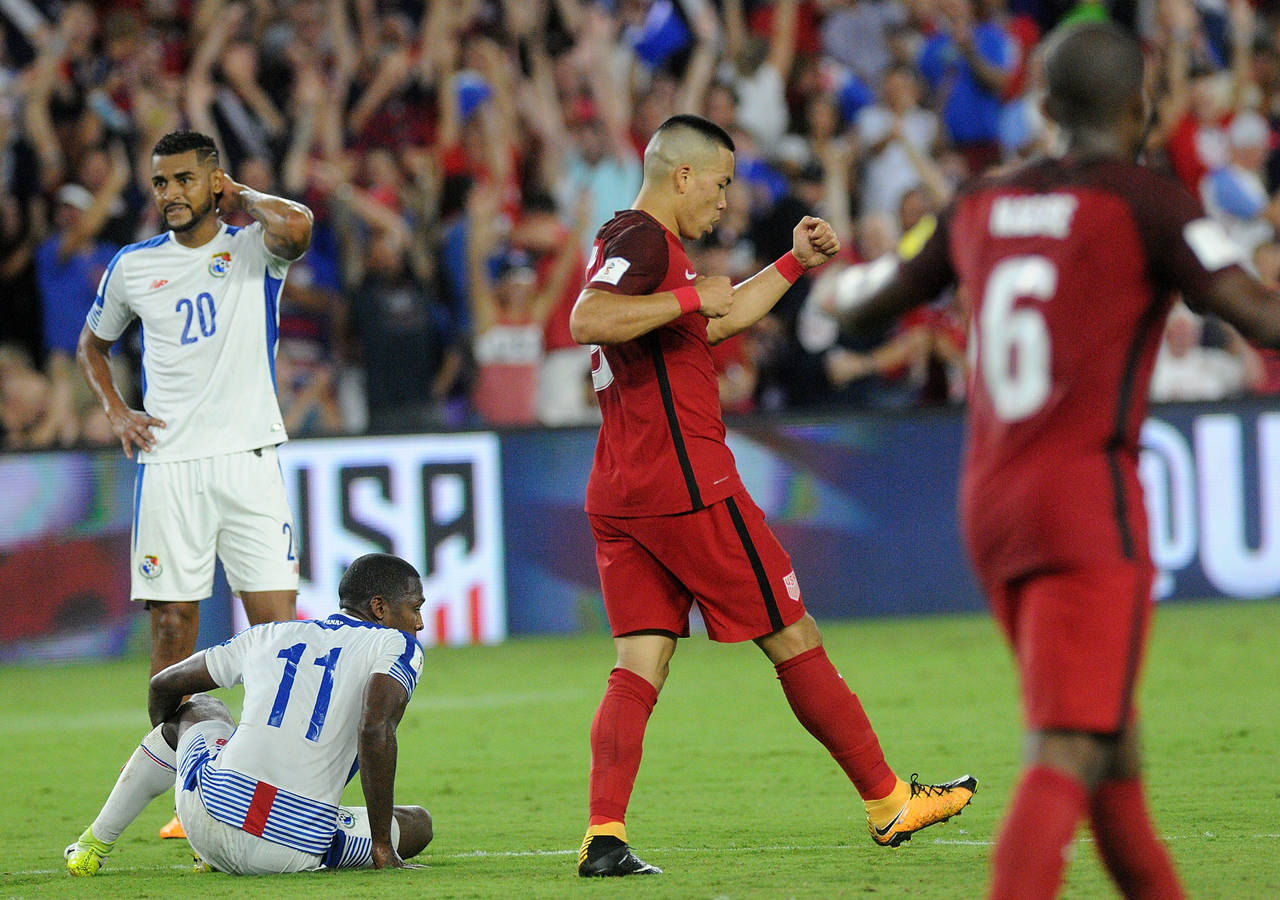 El jugador Bobby Wood (d) de Estados Unidos celebra después de anotar el 4to gol frente a la selección de Panamá en Orlando.