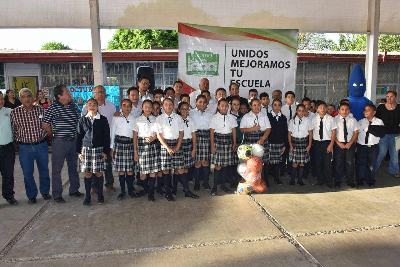 Acuden. Se realizaron labores en la escuela primaria Benito Juárez como parte del programa de mejora de escuelas en Lerdo. (EL SIGLO DE TORREÓN)