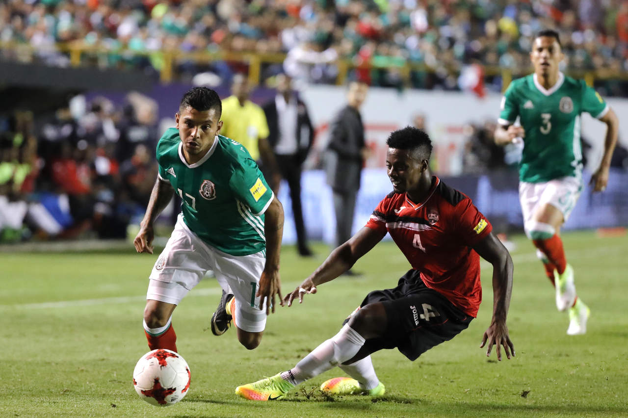 Jesús Corona (i) disputa el balón con Kevon Villaroel (d) de Trinidad y Tobago durante el partido por las eliminatorias de la Concacaf. (EFE)