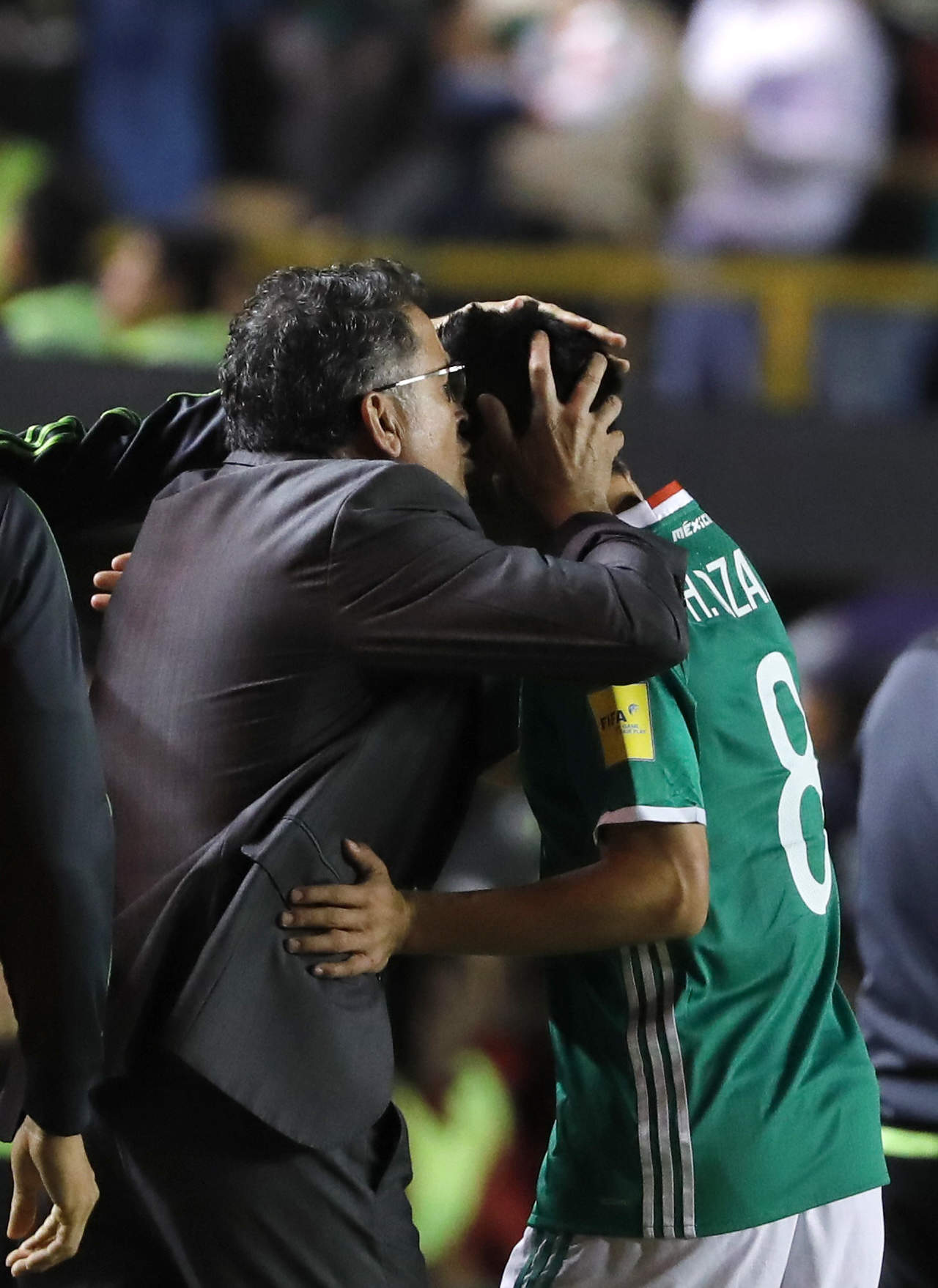 El entrenador de la Selección Mexicana, Juan Carlos Osorio, celebra la anotación de Hirving Lozano.(EFE)