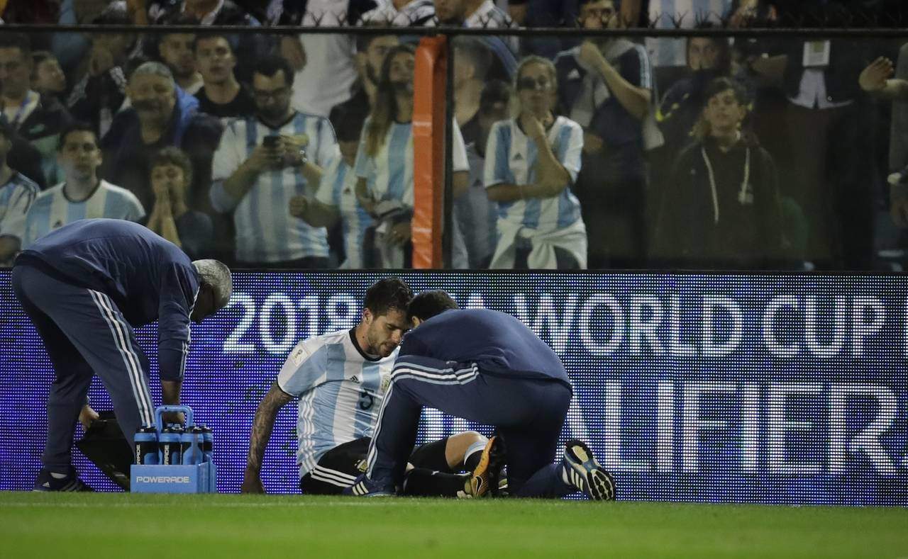 Fernando Gago estará alejado de las canchas al menos por seis meses, luego de sufrir rotura de ligamentos de la rodilla derecha. 