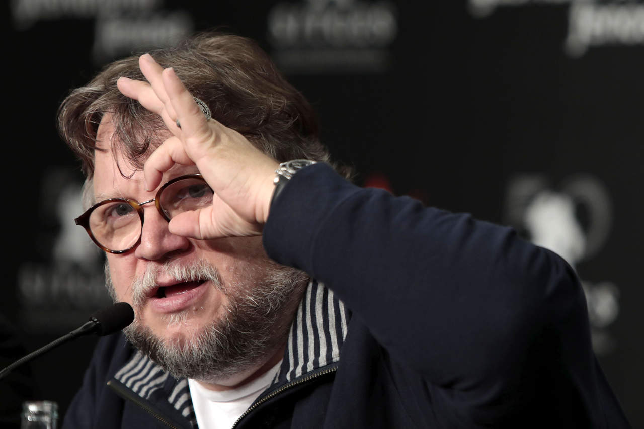 El realizador y guionista mexicano Guillermo del Toro, quien ha destacado en el Séptimo Arte por filmes como Cronos, El espinazo del diablo y El laberinto del fauno, celebra este lunes 53 años de vida. (ARCHIVO)