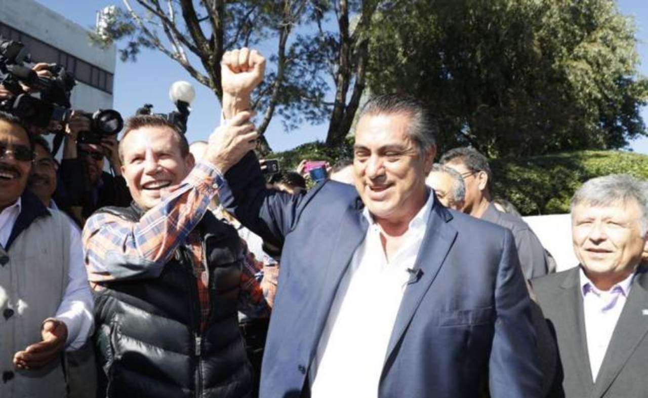 'El Bronco' llegó acompañado de su familia y el boxeador retirado Julio César Chávez. (EL UNIVERSAL)