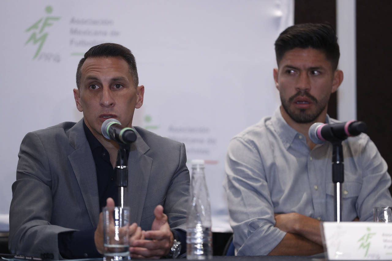 Los jugadores Christian Giménez y Oribe Peralta en la conferencia de prensa para presentar la Asociación de Futbolistas Mexicanos (AFM). (El Universal)