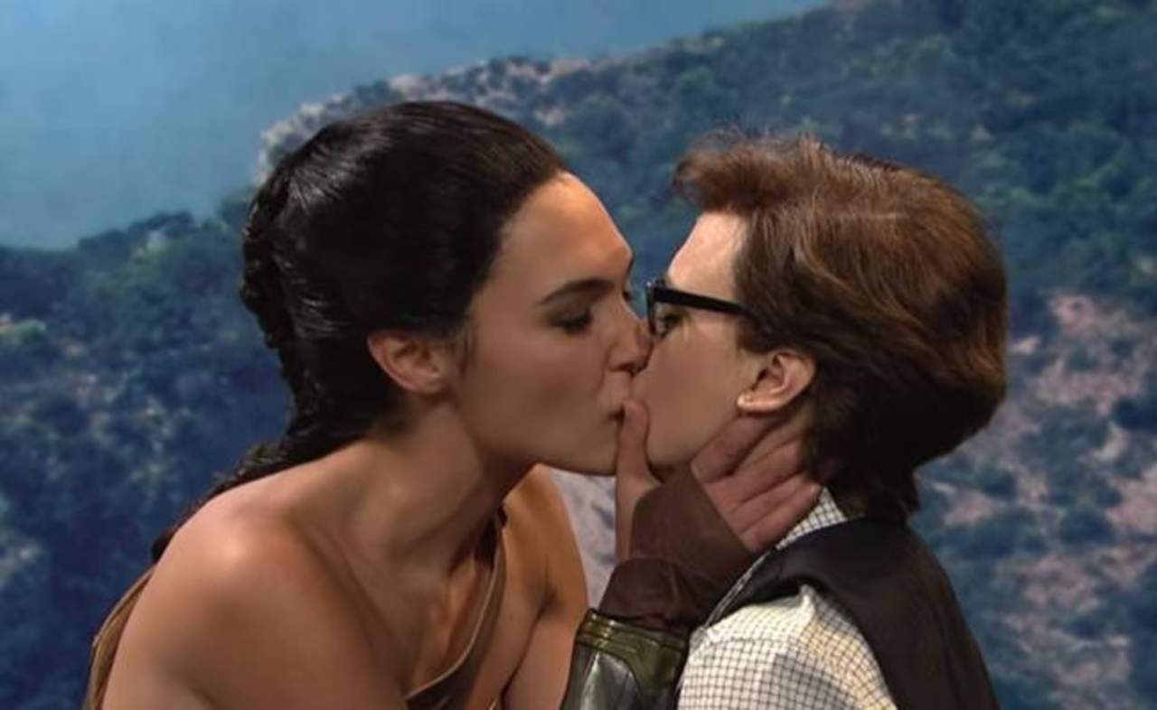 El beso fue durante un sketch de Saturday Night Live. (ESPECIAL) 