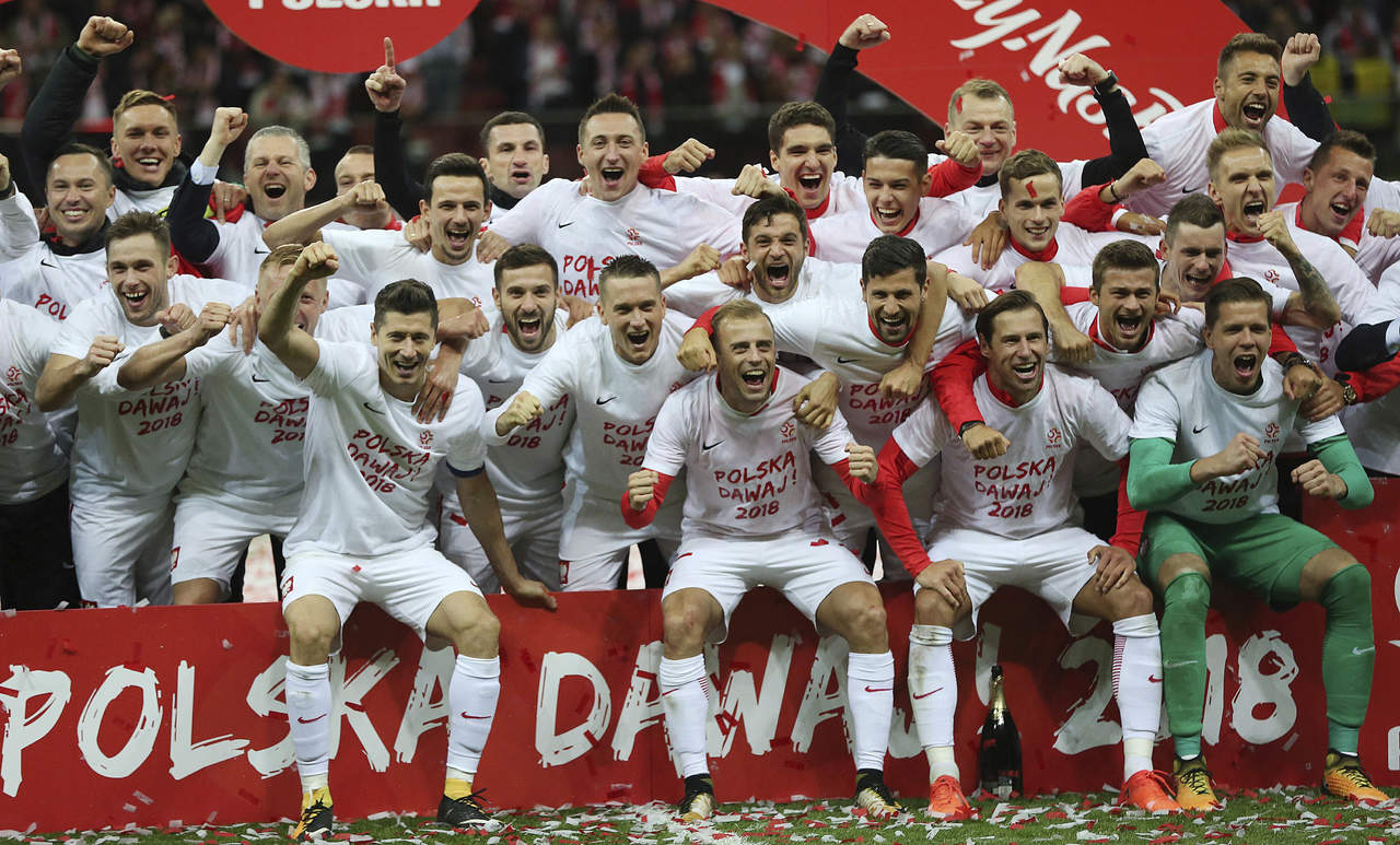 Los jugadores de Polonia celebran su boleto al Mundial, luego de vencer 4-2 a Montenegro. (AP)