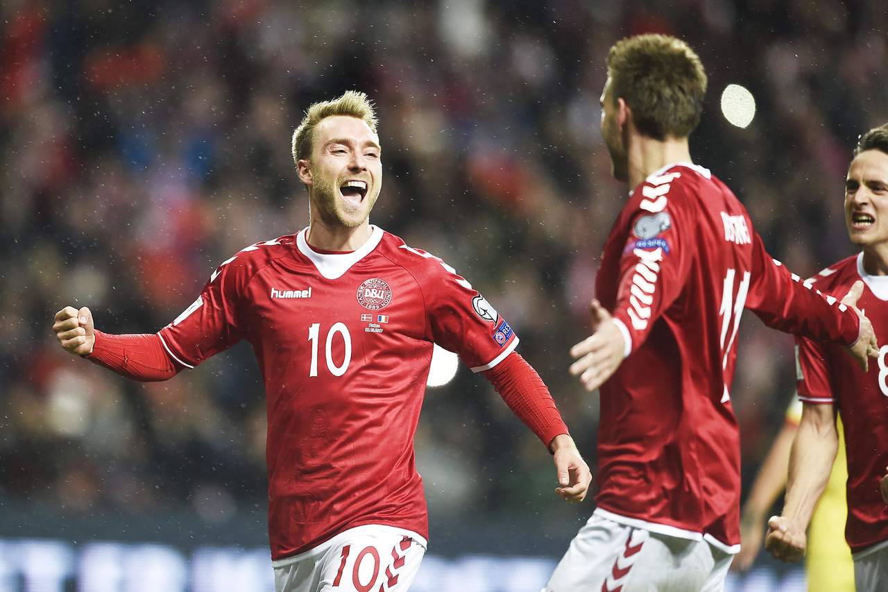Christian Eriksen (i) marcó de penal el gol de Dinamarca en el empate a uno contra Rumanía. (EFE)