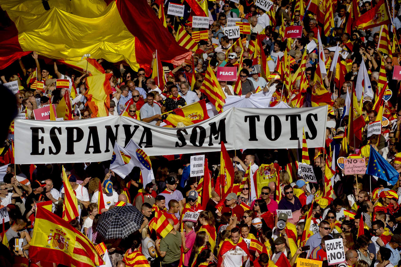 Cientos de miles de personas se manifestaron ayer domingo en Barcelona al grito de 'soy español y catalán' pidiendo la unidad del país y el fin del proceso independentista. (EFE)