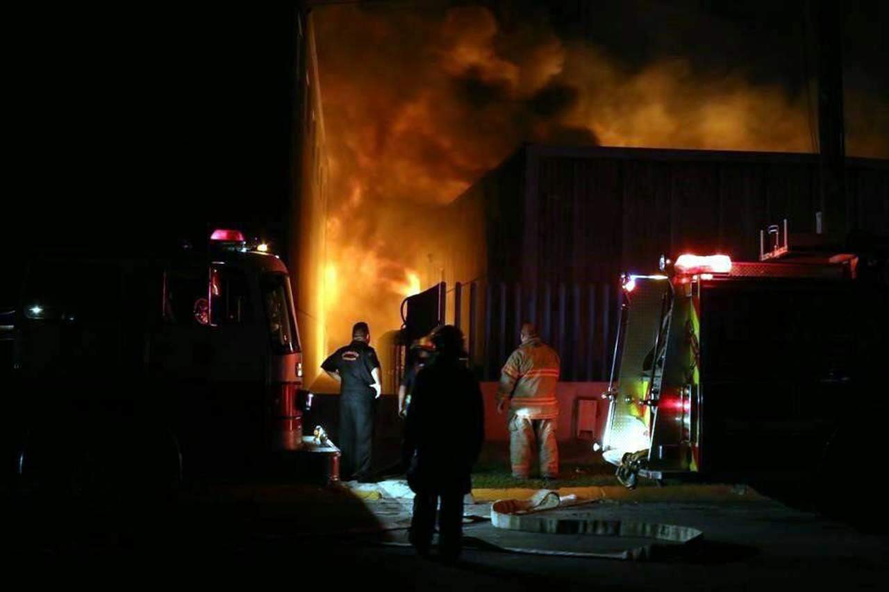 Un bombero perdió la vida durante un incendio registrado en dos empresas en el municipio de Guadalupe, Nuevo León. (TWITTER)